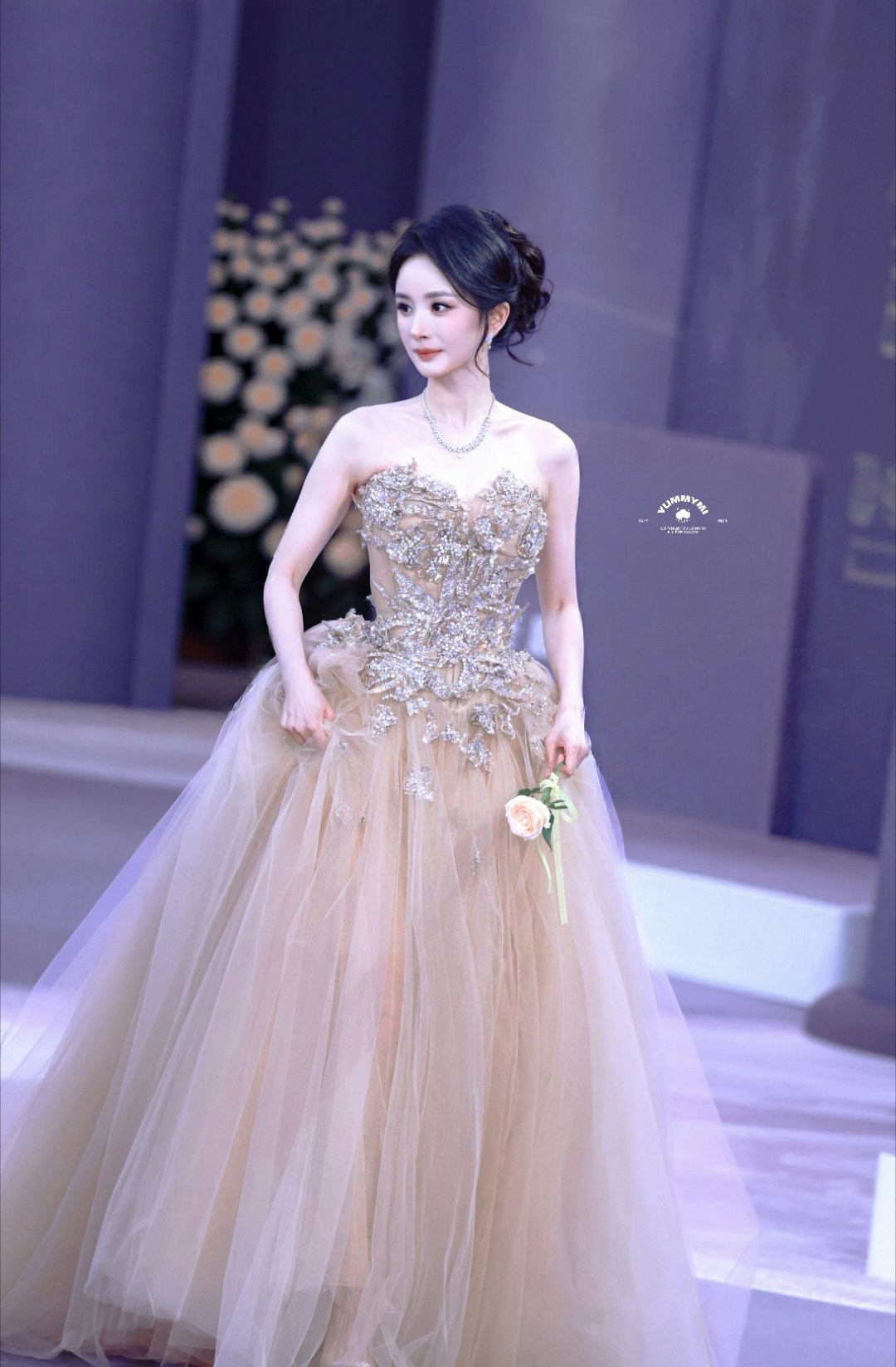 杨幂现场换发型了看得出她是公主👸🏻怎么能美成这样了我的天呐噜！！今晚祝愿