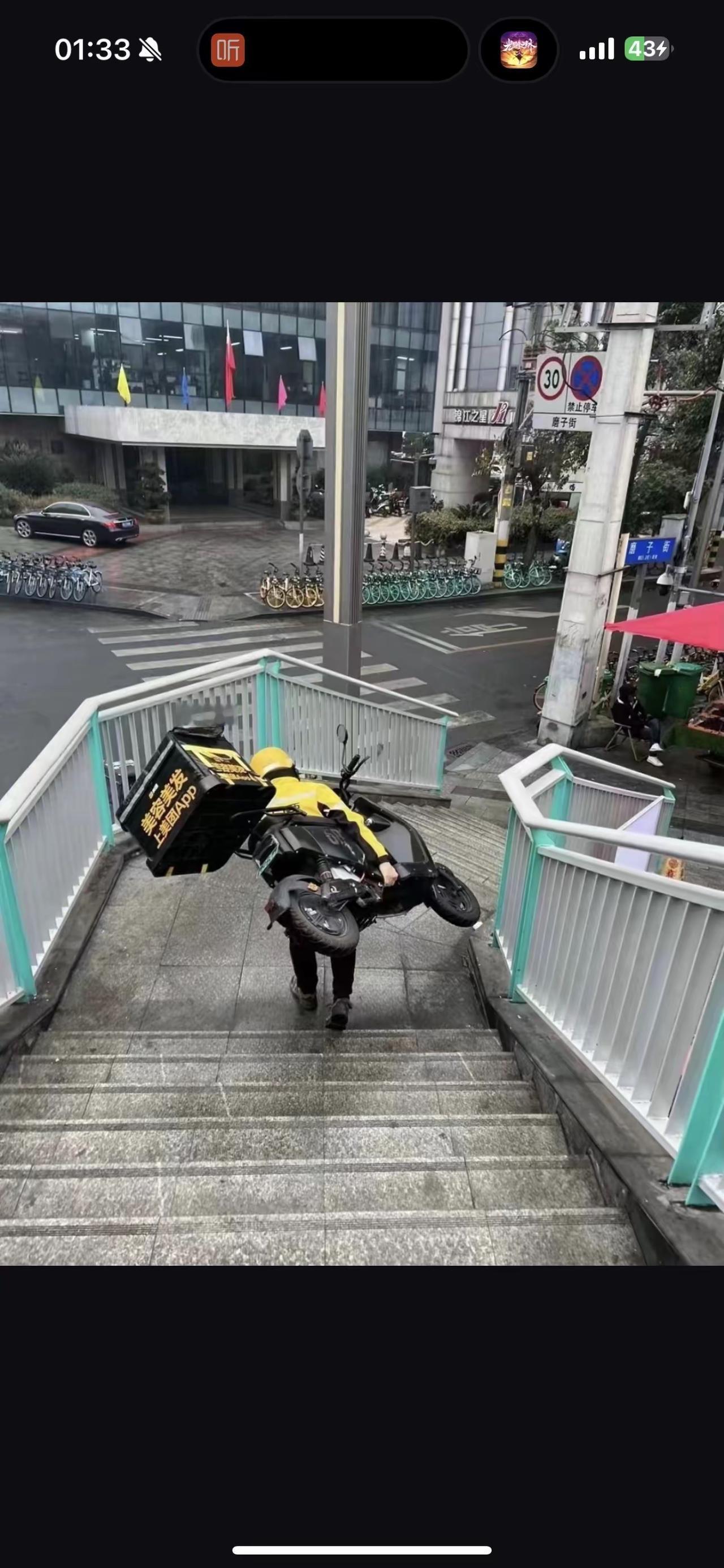 为什么年轻人宁愿送外卖，也不愿意进厂打螺丝，也不愿意去当保安？？这是为何呢？有