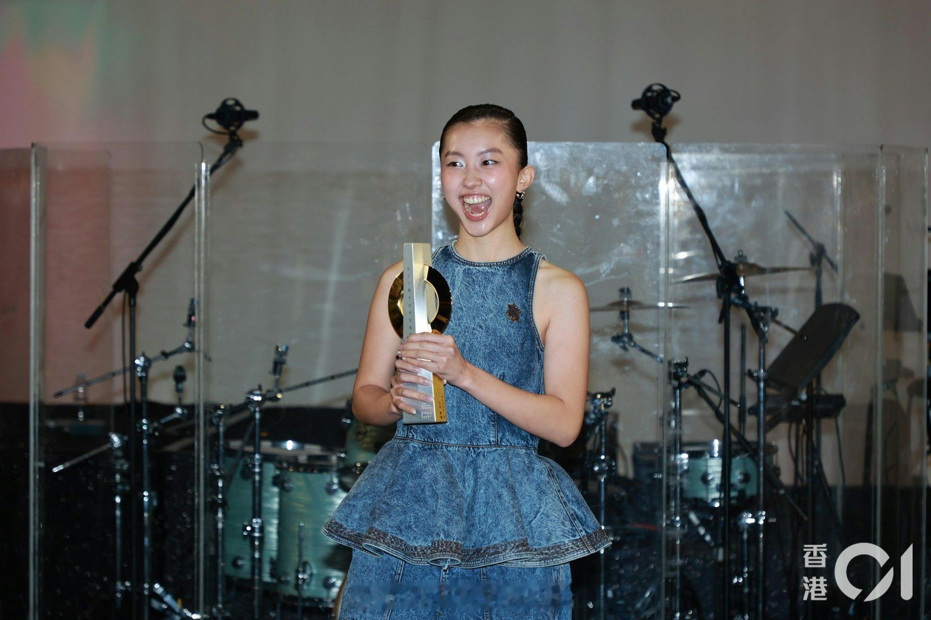 陈康堤首度公开恋情，承认与香港网球一哥黄泽林相恋，二人由父亲牵线相识，男友大方称