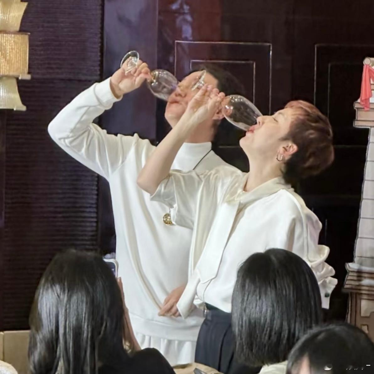 和好了，逐玉庆功宴俩经纪人已经喝上酒了