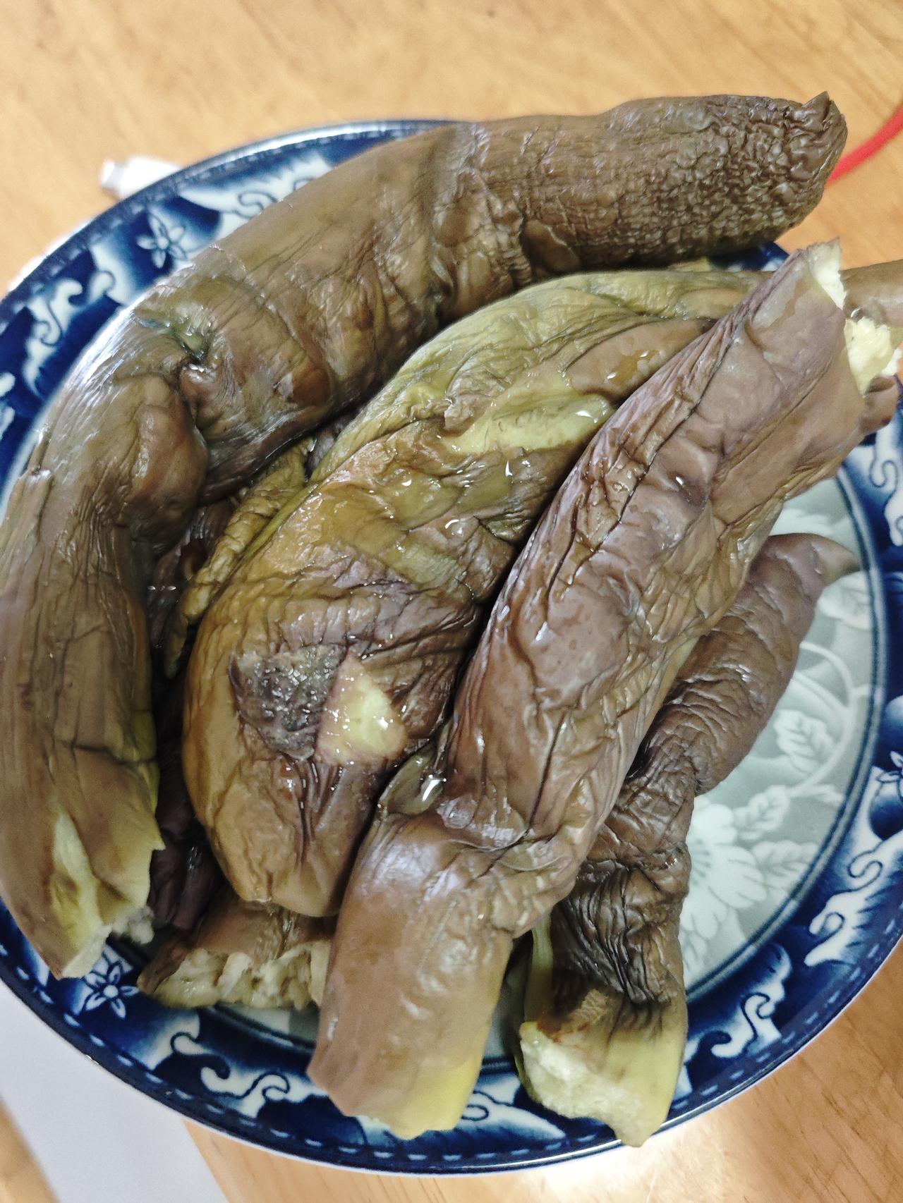 炒茄子，炒地三鲜，每次都会做失败，家人也就不爱吃了。所以家里基本不再买茄子。这
