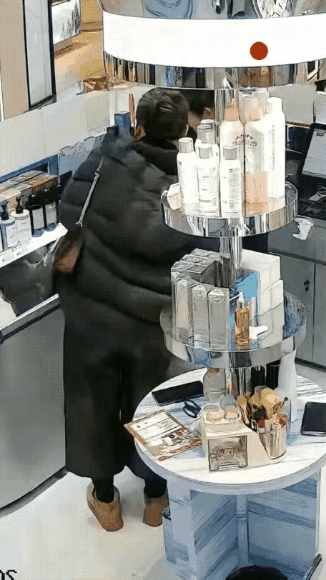 前两天网上热传一段监控视频，一个小女孩在化妆品店把人家手机塞进衣服里。她动作特别