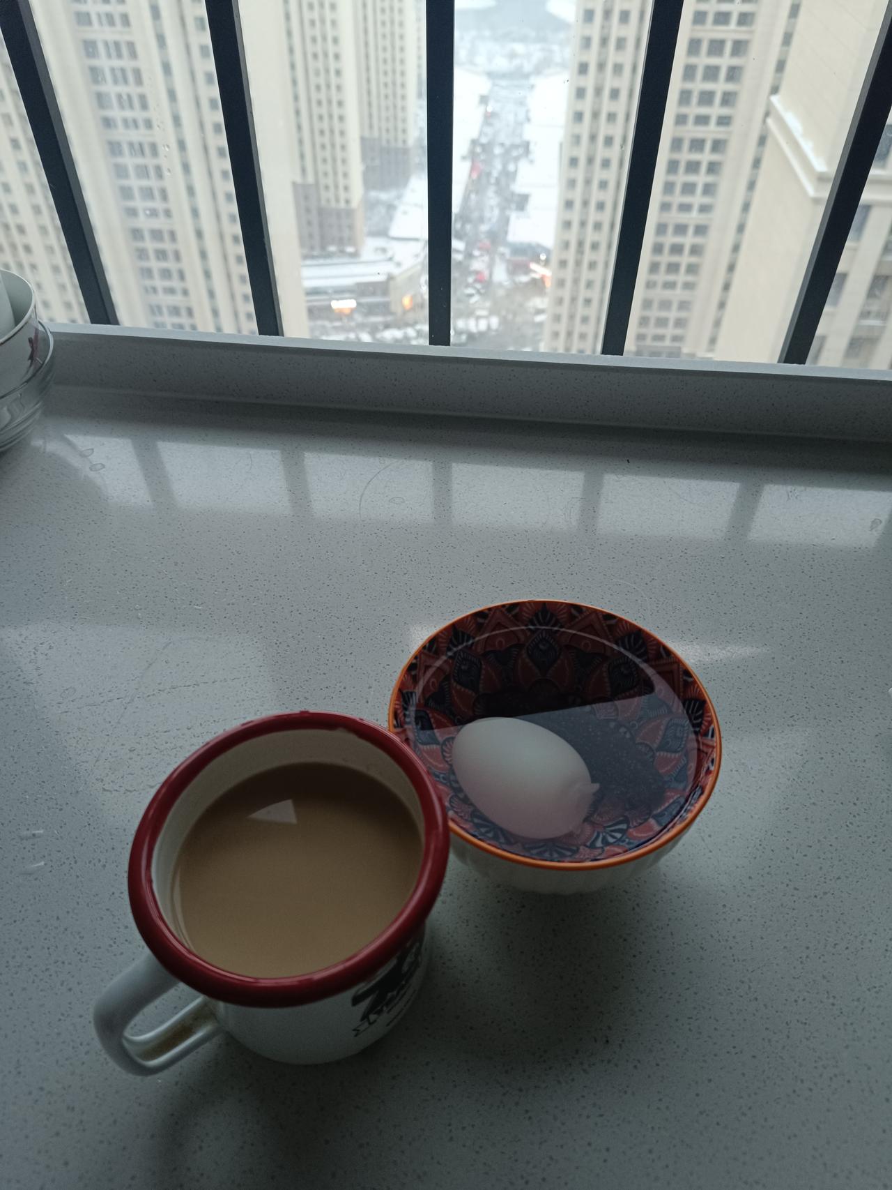 初雪天早餐：一杯奶咖，一个煮蛋，一根海参。抵抗力杠杠的。