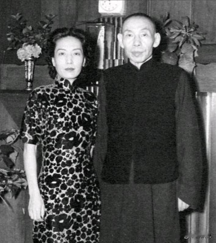 1948年，孟小冬去看望闺蜜姚玉兰，夜里2人同床而睡。谁料，姚玉兰趁她睡着