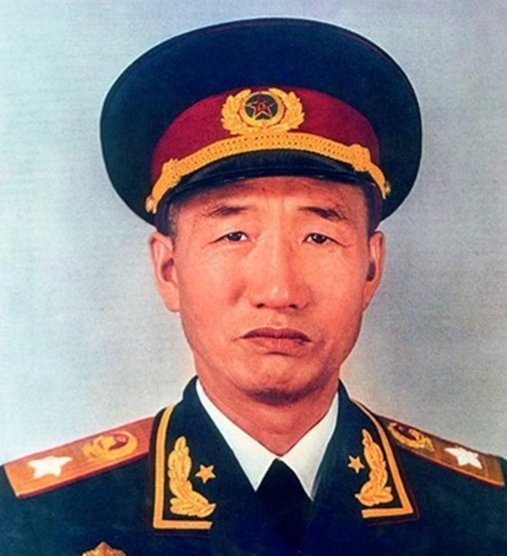1990年，徐向前弥留之际，交代3条遗言，李先念难掩悲伤，摇着头说：“向前，你会