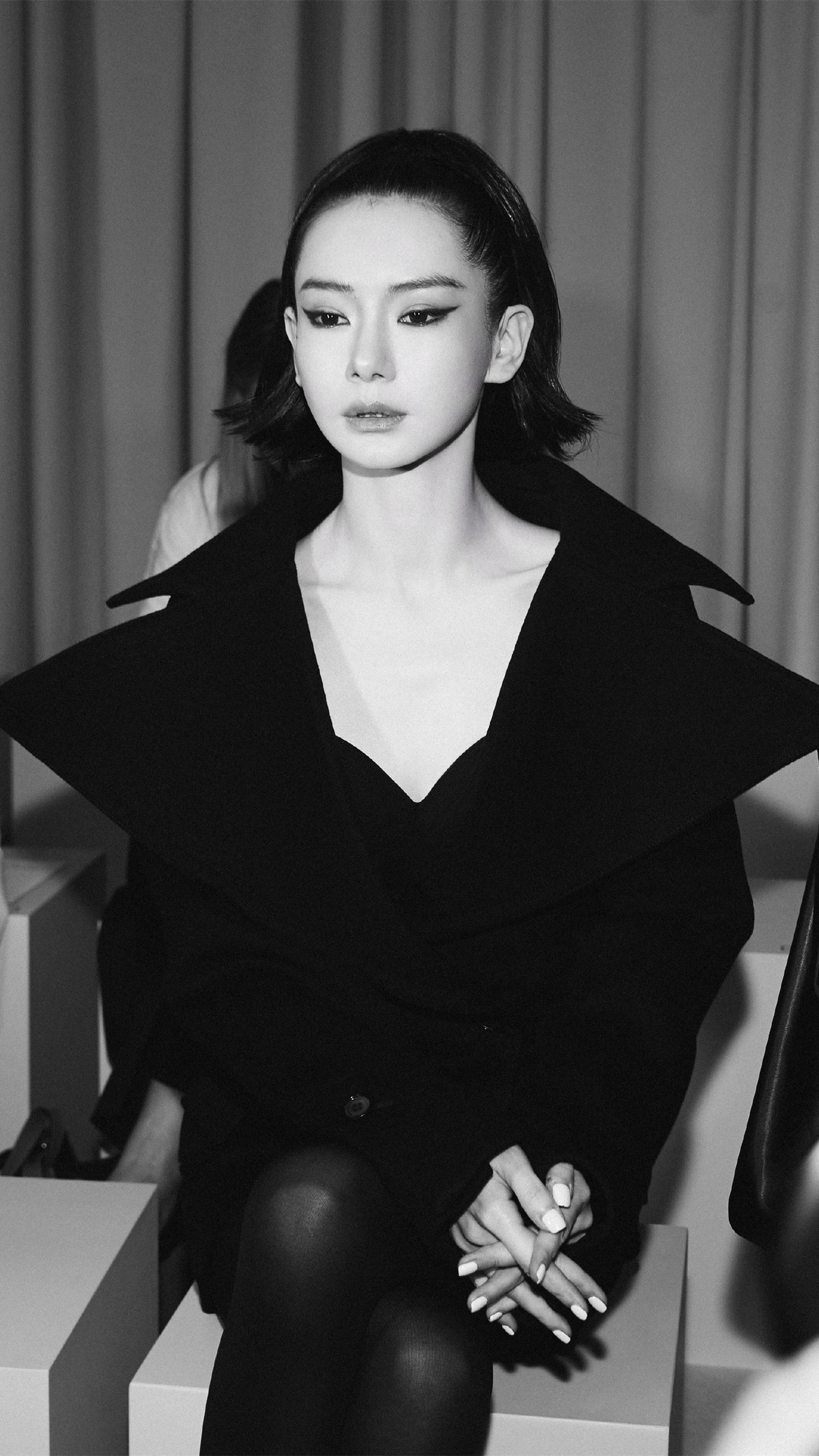 戚薇：丝袜穿搭美学，黑酷穿搭街拍大赏。戚薇