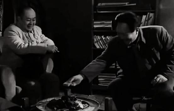 陈毅和刘伯承到西柏坡一天了，还没去看毛主席，主席说：这个两个人一定是先给恩来和老