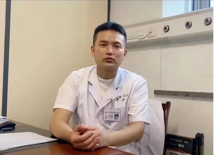 “简直就是禽兽！”2022年，湖南农民张爱国因直肠癌做了大便改道手术。谁知，他痊