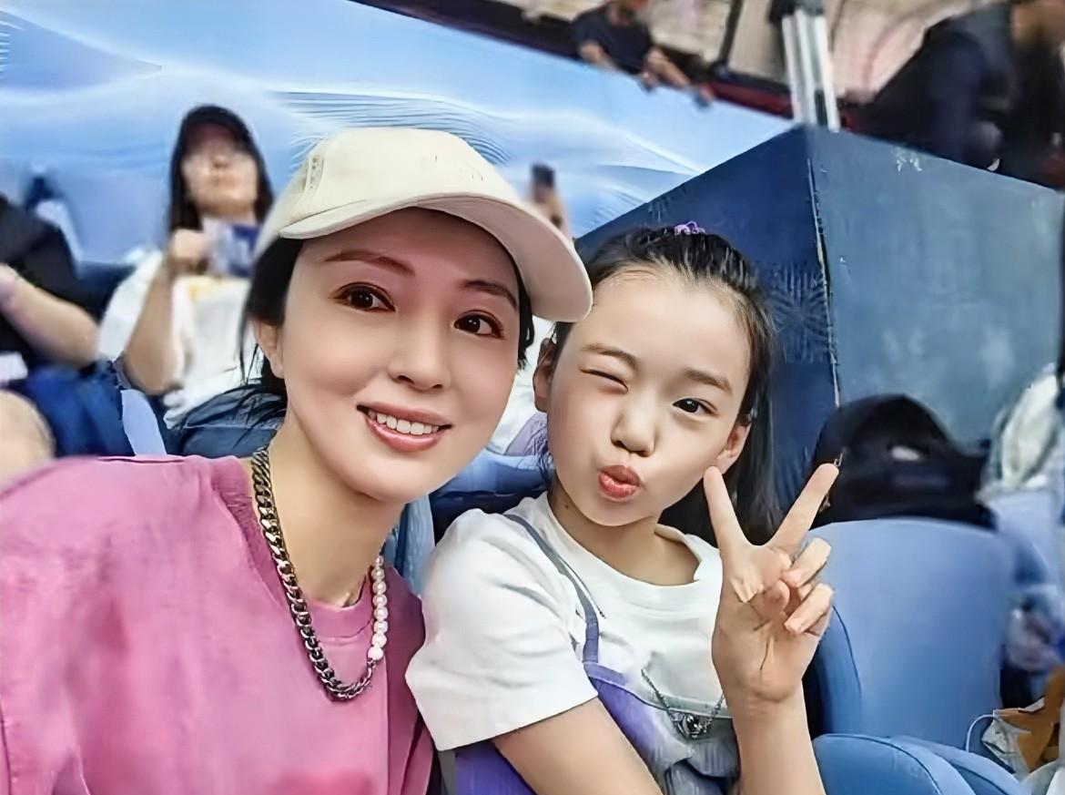 强势的妈妈是养不出小酒窝这样性格的孩子的。董璇的女儿小酒窝在镜头前面永远是落落