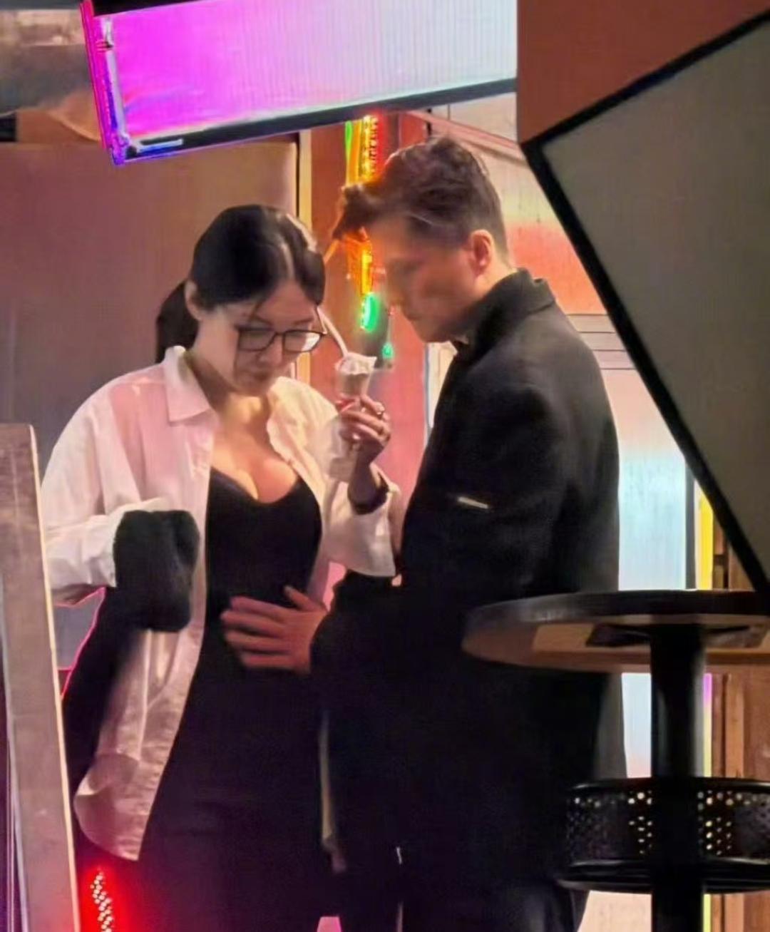 媒体也是有意思，说人家徐冬冬好像怀孕了，理由是看到徐冬冬跟老公出门的时候，她老公