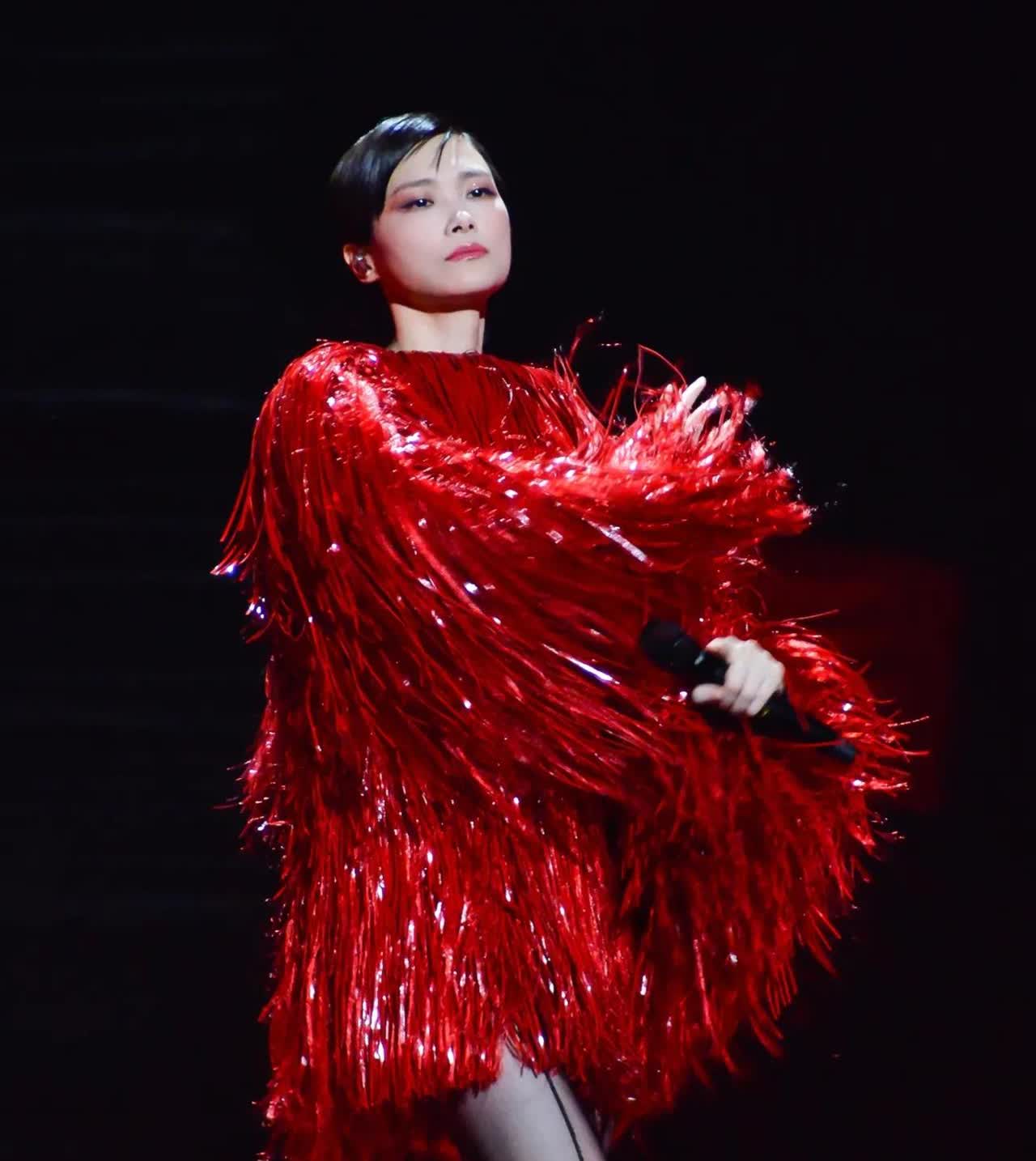 20年前选出来的超女一二三名。“我们就站在你面前，你看我们有几分像从前!”