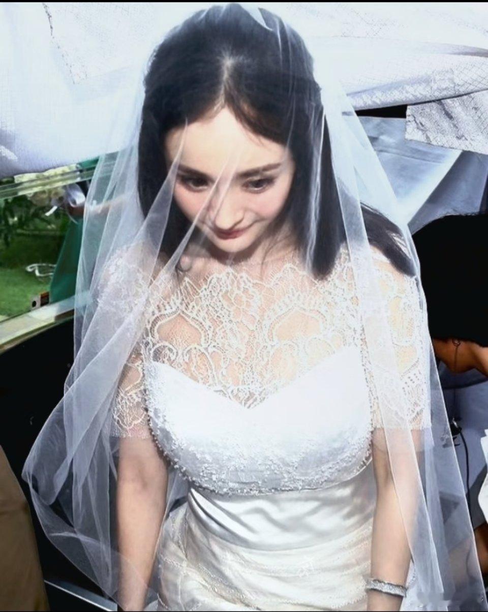 白色婚纱的杨幂是最柔软的杨幂，美得像橱窗里的洋娃娃