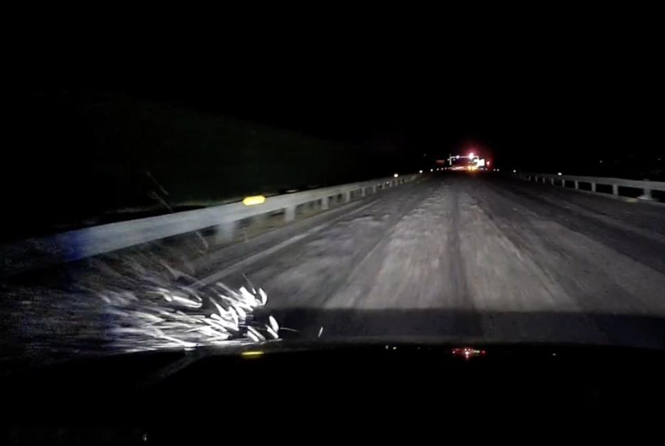 深夜高速惊魂：40多辆车被海鲜废料“腌制”，洗了千元仍恶臭难忍深夜的高速公路