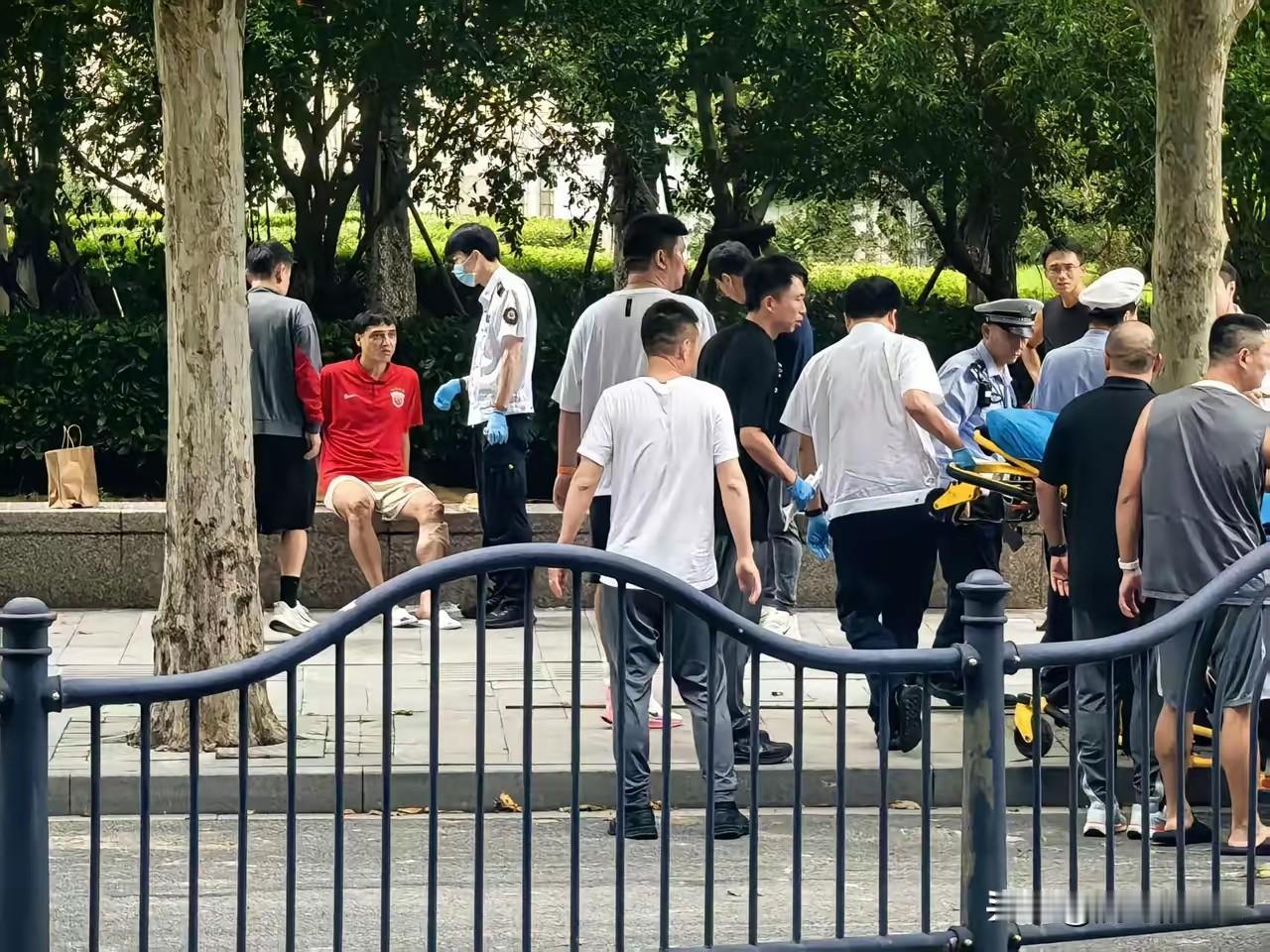 安东尼奥与足协都吃了一惊。上海海港铁打不动的魏震、吾米提江组合，与实际首发阵容