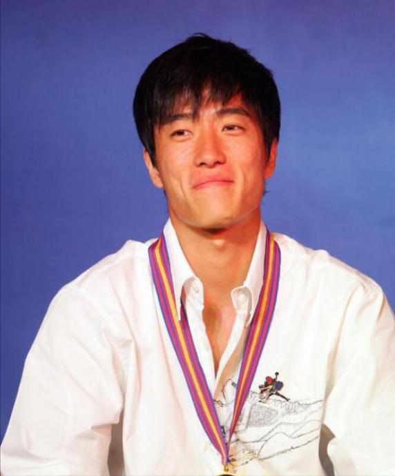 2004年刘翔跨栏夺冠后，开发商送他一套225万的房子，他豪气地送给教练，不料，