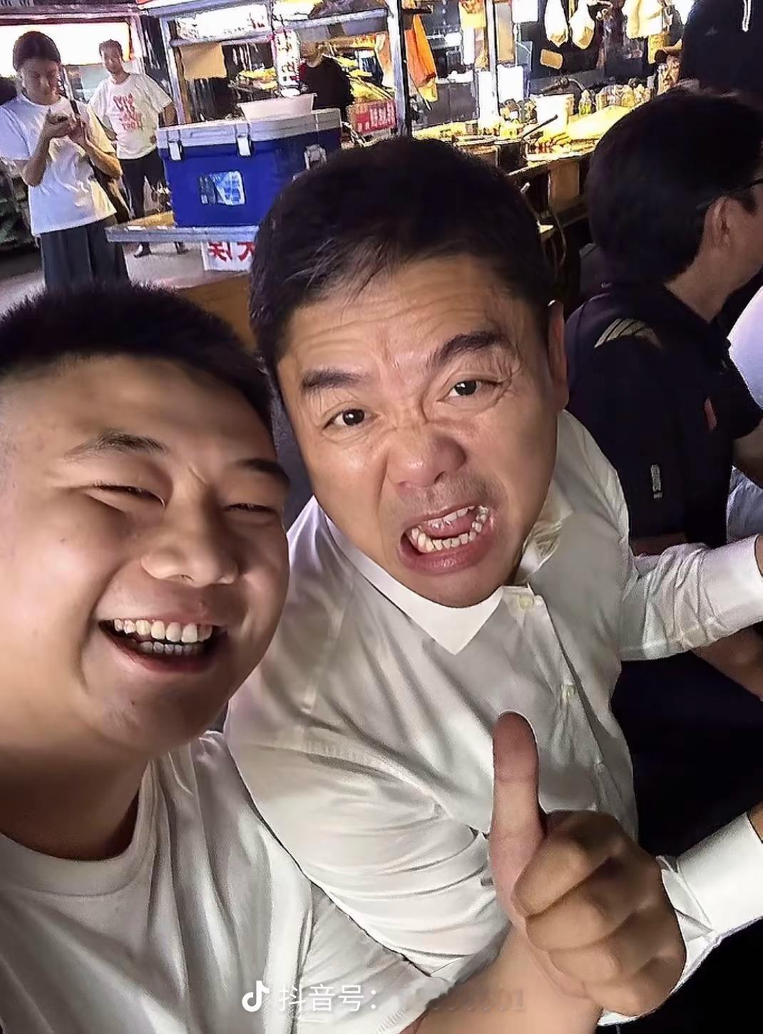 这两天的抖音顶流京东的刘强东最接地气的千亿老总，和老乡在路边摊喝酒吹牛东哥在宿迁