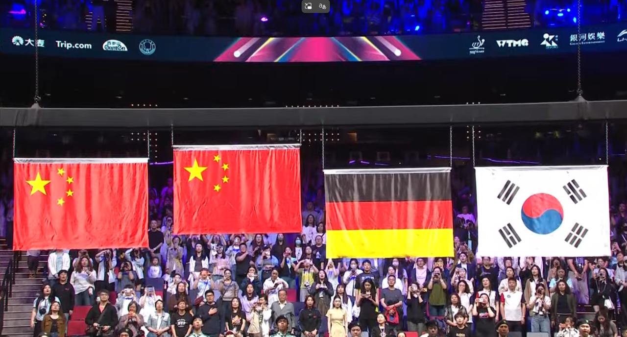 当五星红旗冉冉升起的时候，孙颖莎和王曼昱满含热泪的唱着国歌，此刻所有的拼搏都