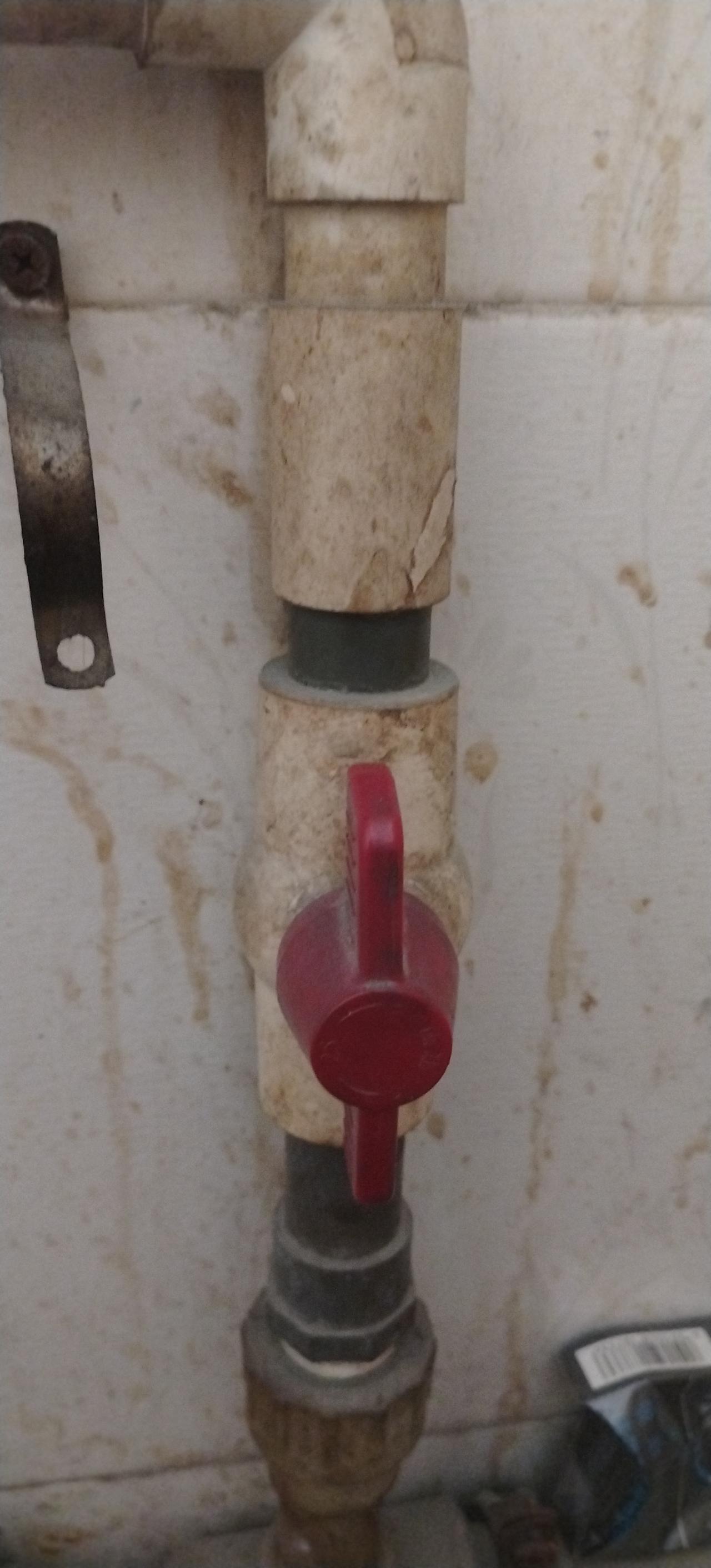 我厂4000元一月的水电工真的不好干，今年不知道走了多少个水电工了，今年估计走了