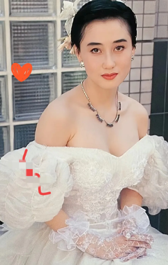 我问我老妈为什么利智不照顾李连杰呢？老妈翻了个白眼对我说你以为的深情守