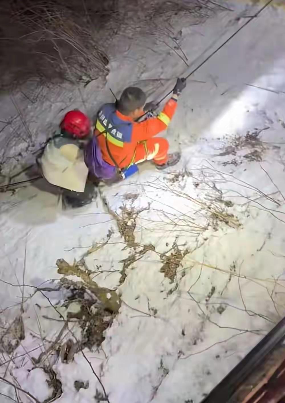 舍命不舍财！河南老君山景区，23岁女游客为捡掉落的登山杖，不慎失足坠下130米的