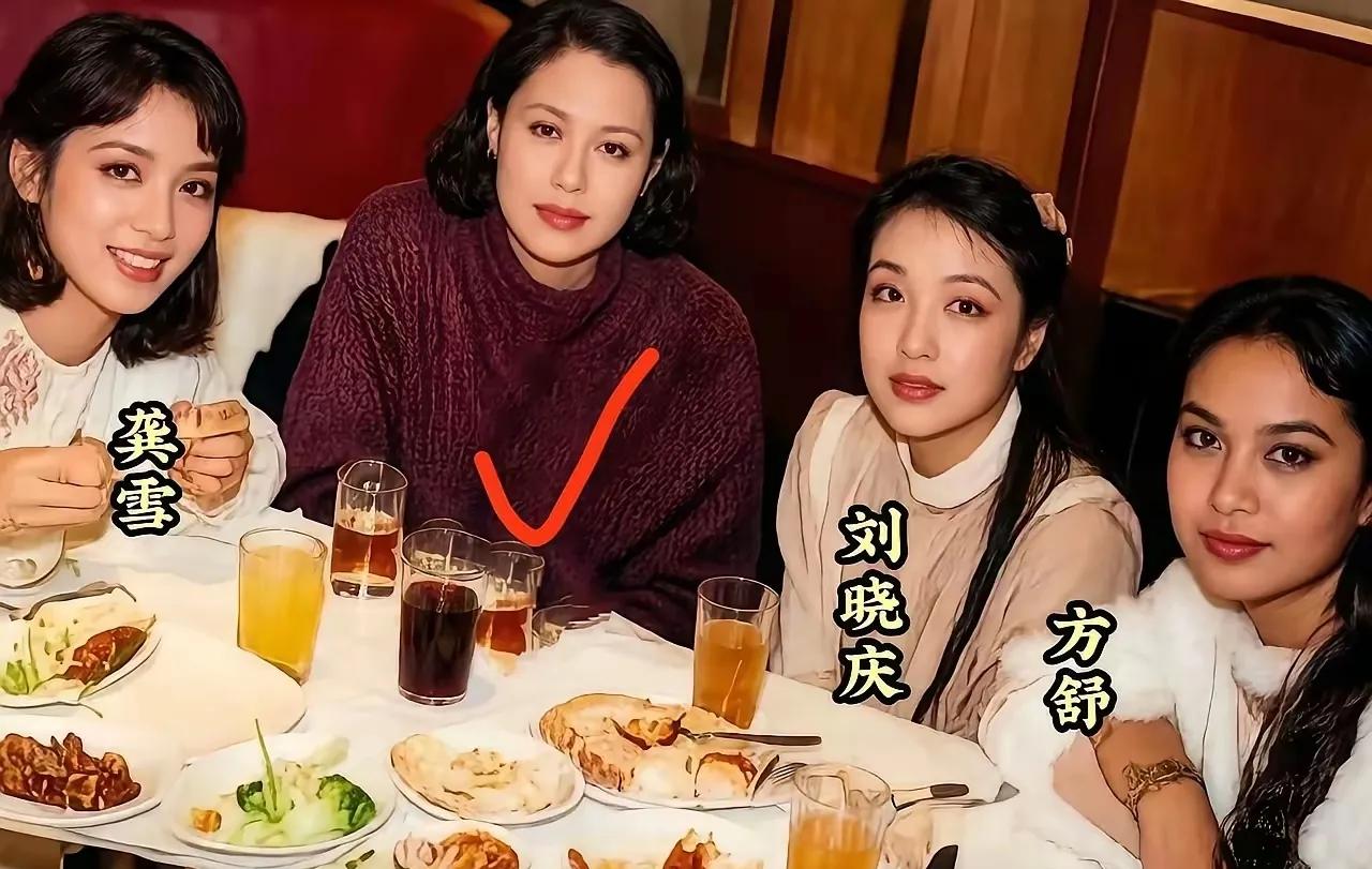 龚雪和刘晓庆最漂亮。刘晓庆与龚雪同为上世纪80年代内地影坛标杆人物。刘晓庆明艳大