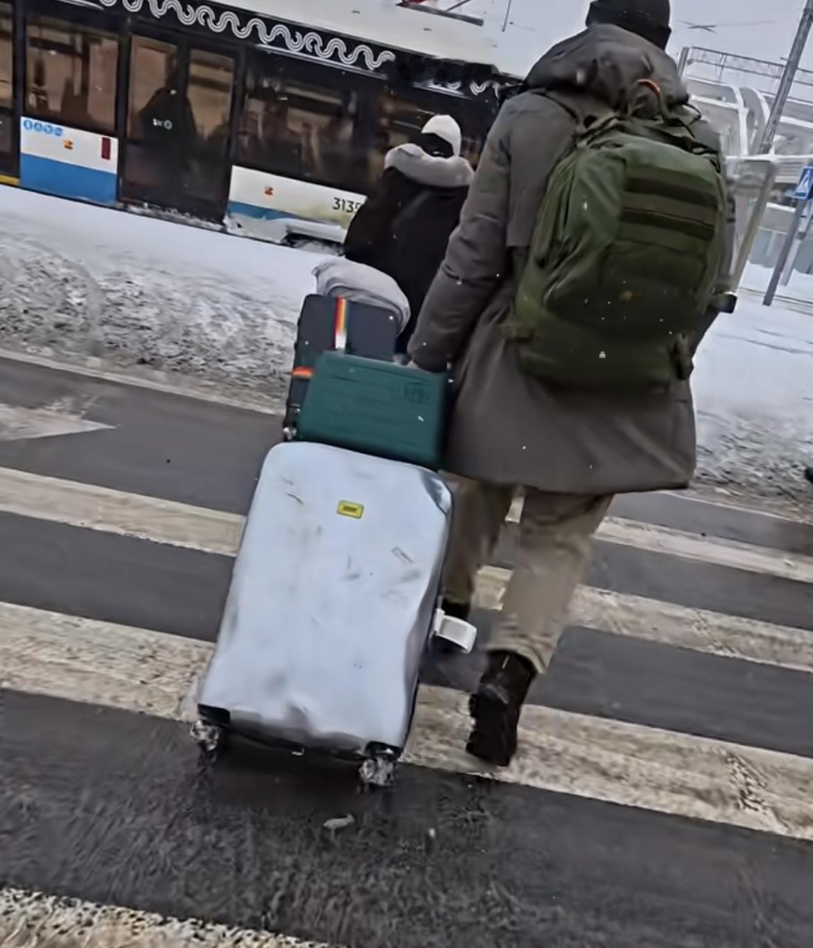 俄罗斯工资虽然不高，但是物价真的非常的高，一辆丰田汽车在国内卖20多万，在俄罗斯