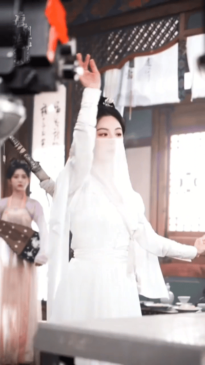 正片里是偏“舞”的美女姐姐，花絮里直接变身飒爽大佬，这反差谁看了不说一句“是我失