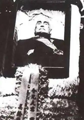 1975年4月，蒋介石病死，在香港的关麟征非常悲痛，带着妻子去吊唁，一下飞机，黄