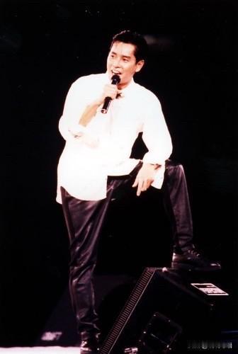 谭咏麟也曾自嘲自己“年纪大机器坏”那这个情况所导致的问题就是，谭校长在演唱的