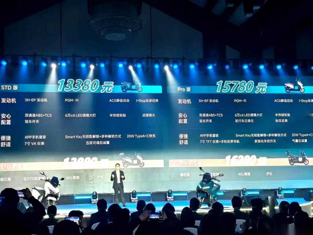 本田摩托，直接把价格的桌子给掀了。一台150水冷踏板，带着双通道ABS和TC