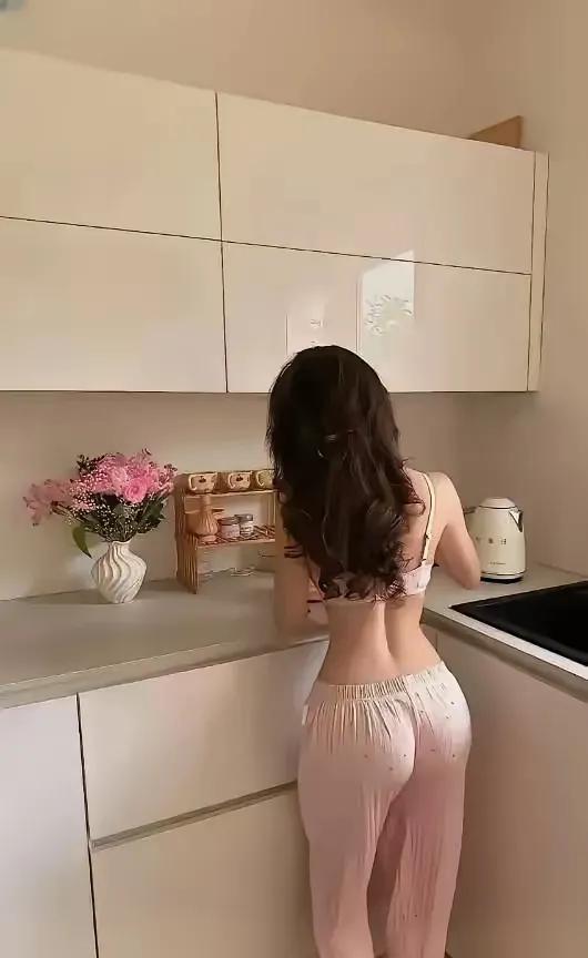 《小蛮腰》美女有个小蛮腰，炒菜厨艺水平高。帅哥拥有心欢喜，…………？拋