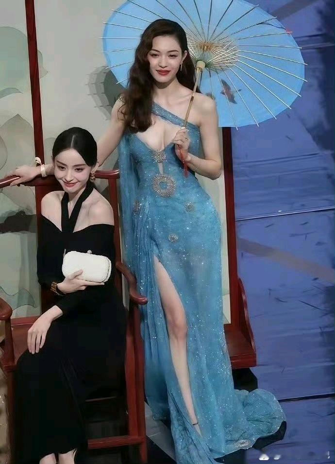 钟楚曦和古力娜扎同框让我对美又有了新的认识，真是美得各有千秋。