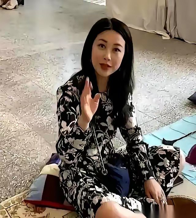 刷到朱珠在北京摆地摊，我第一反应是，姐，你认真的吗？再定睛一看价格：迪奥耳钉30