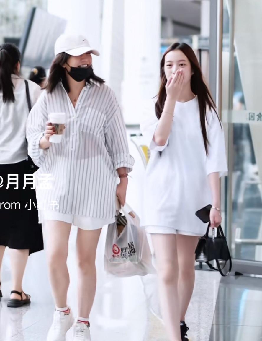 赵薇15岁女儿小四月近照曝光，一看就知道是谁的女儿！赵薇也不装了，官宣离婚不到