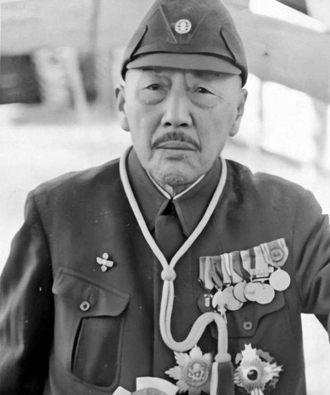 1975年，在东北深山，一个猎人发现一具骨骸，心里很难受，当他看到骨骸旁