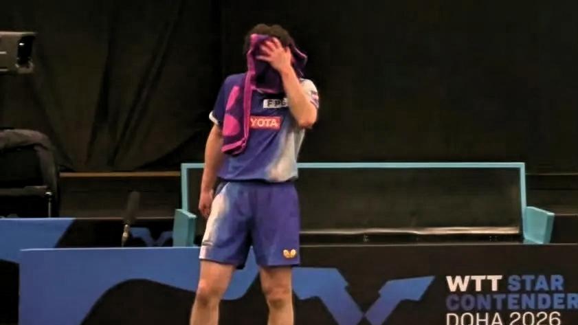 再次被薛飞淘汰：张本捂脸哭了球落地的瞬间，张本整个人都像被抽走了力气，眼神