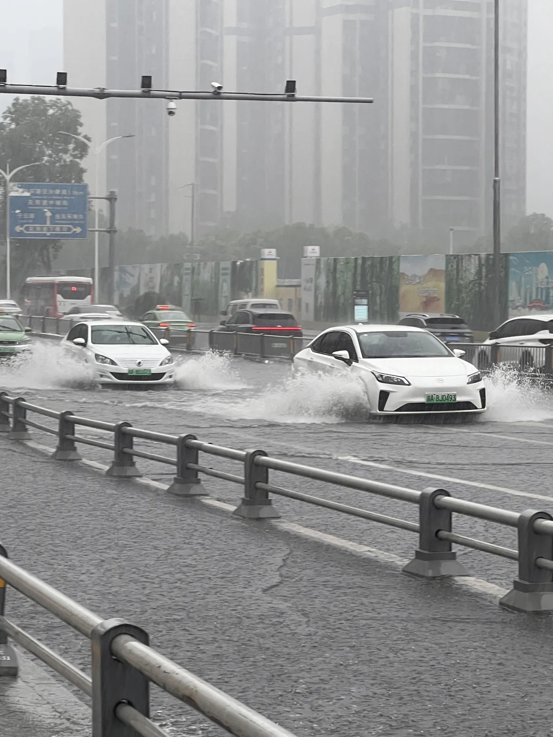 成都！！ 众所周知下雨都是个下个的 我在西门，你在哪！？ 行驶在有雨的...
