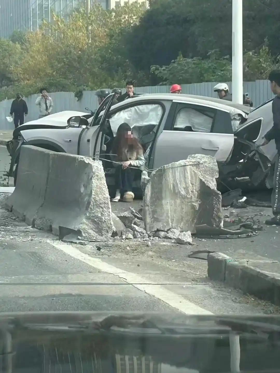 好家伙！蔚来断车未起火，12月4日引热议。这事儿看得人一愣一愣的：车断成两截