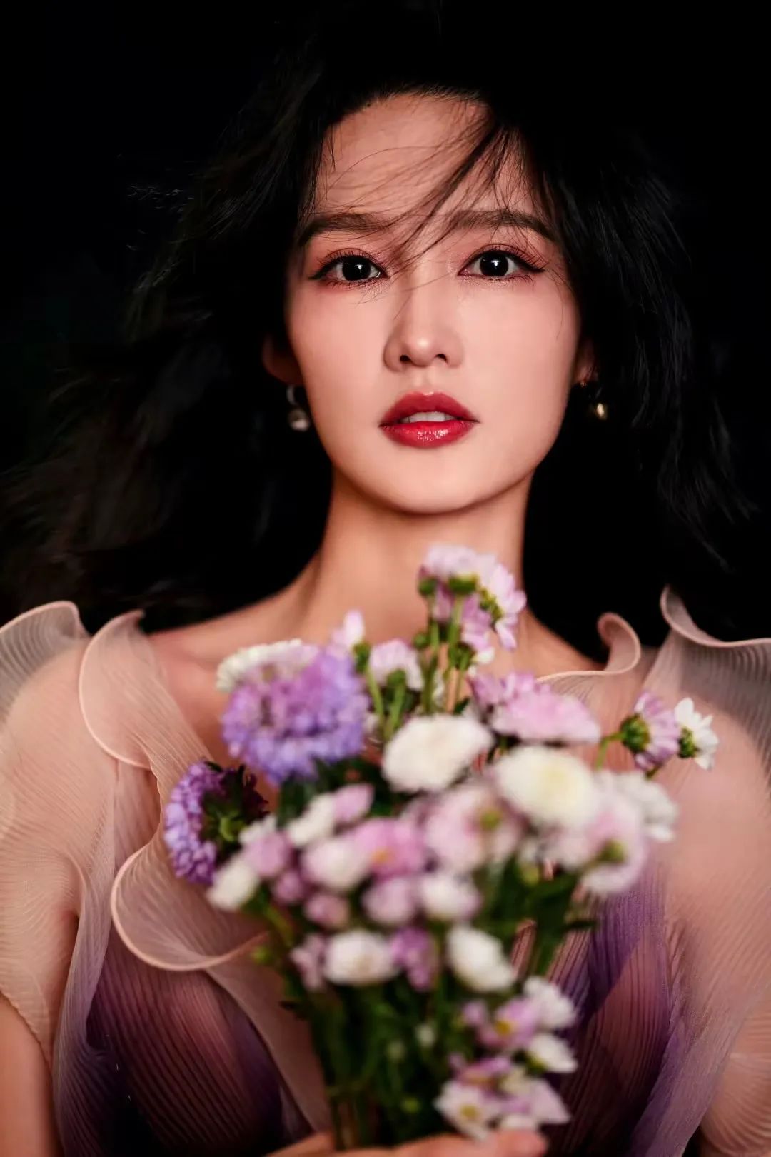 李沁薄纱长裙造型封神！柔美仙气中暗藏性感魅力