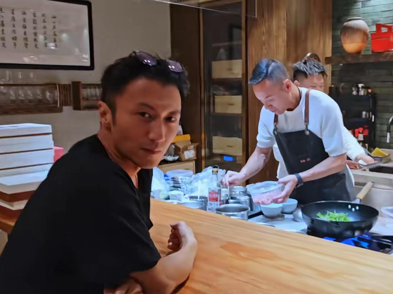 其实这个场合谢霆锋作为父亲应该出现8月2号的时候，张柏芝的大儿子过了自己19岁
