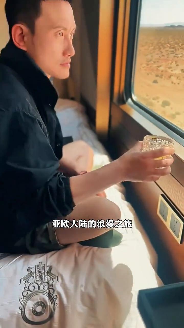最贵的一趟水车。这是国内最贵的火车，票价6000一张，却依旧一票难求。它就是从