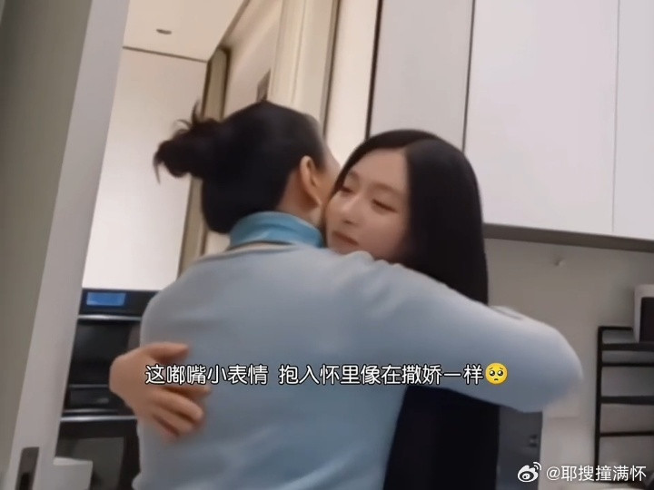 周佑凌家庭氛围周佑凌支开父母柳柳进门前的欢迎仪式足，进门后的小细节也到位。周佑