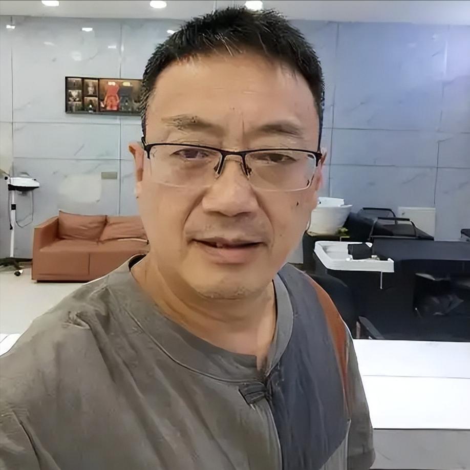 今天（10月16日）早上，汤家凤发了段话：有人拼命喊中考高考绝不能降英语权重，谁