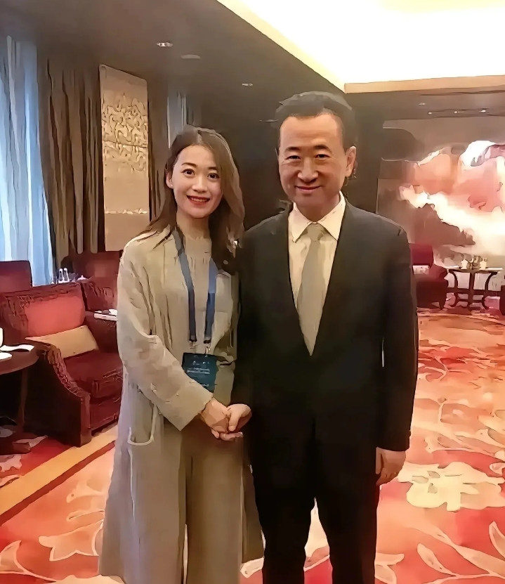 在万达上班的闺蜜告诉了我一个秘密她说，王健林只要把万达都卖了，就能还清债务，