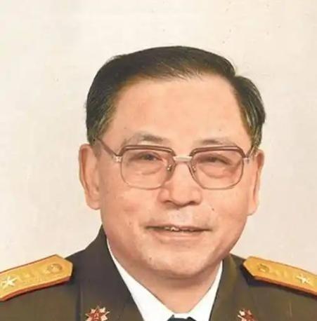 1950年，三野副司令粟裕进京公干，偶遇情报部部长李克农。李部长跑着上前，问：“