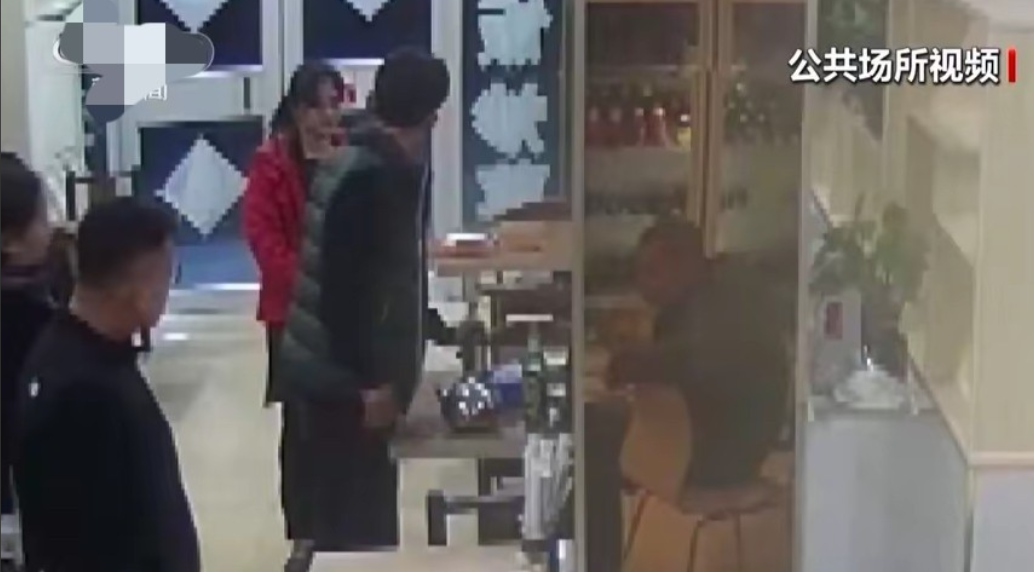 “还手不等于互殴！”山东淄博，醉汉用桌子的边缘开啤酒弄破桌角，老板娘心疼出言劝阻