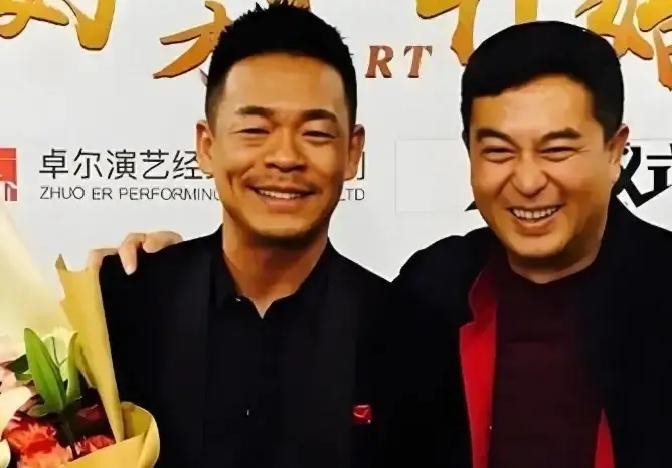 酒桌上推杯换盏，几位圈里的大导演正琢磨着怎么请张嘉益出山拍戏张嘉益抿了口酒，冷不丁抛出一句话：“我有