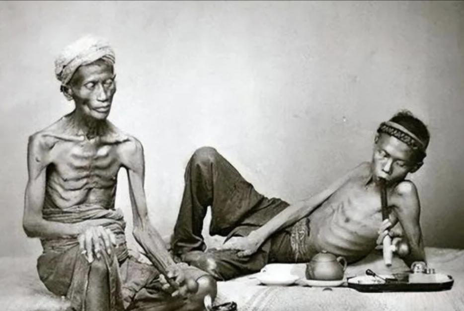 分享一张难得的老照片如图所示，是清末烟馆里正在过烟瘾的“瘾君子”，照片是当时的真