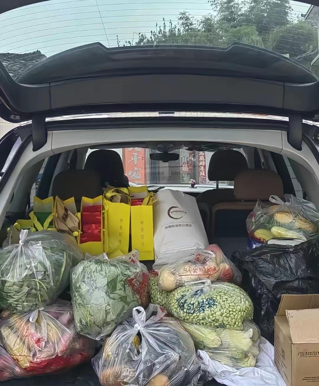 昨天去了所有堂兄弟姐妹都不愿去的、最穷的大伯家里。当我在电话里说要去时，大伯的声