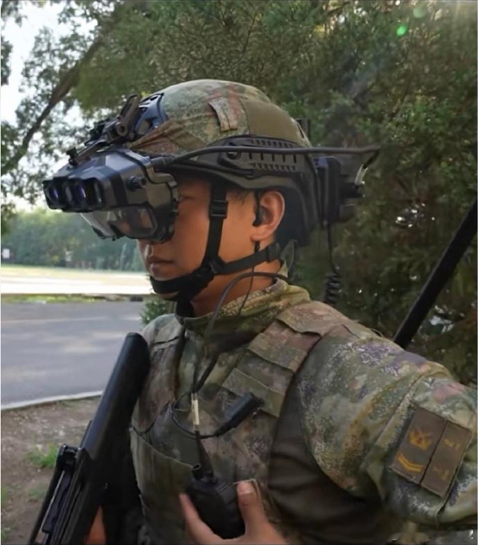 陆军给步兵装备的新型多功能显示头盔，有四个镜头组，难道是双红外+双微光组合？